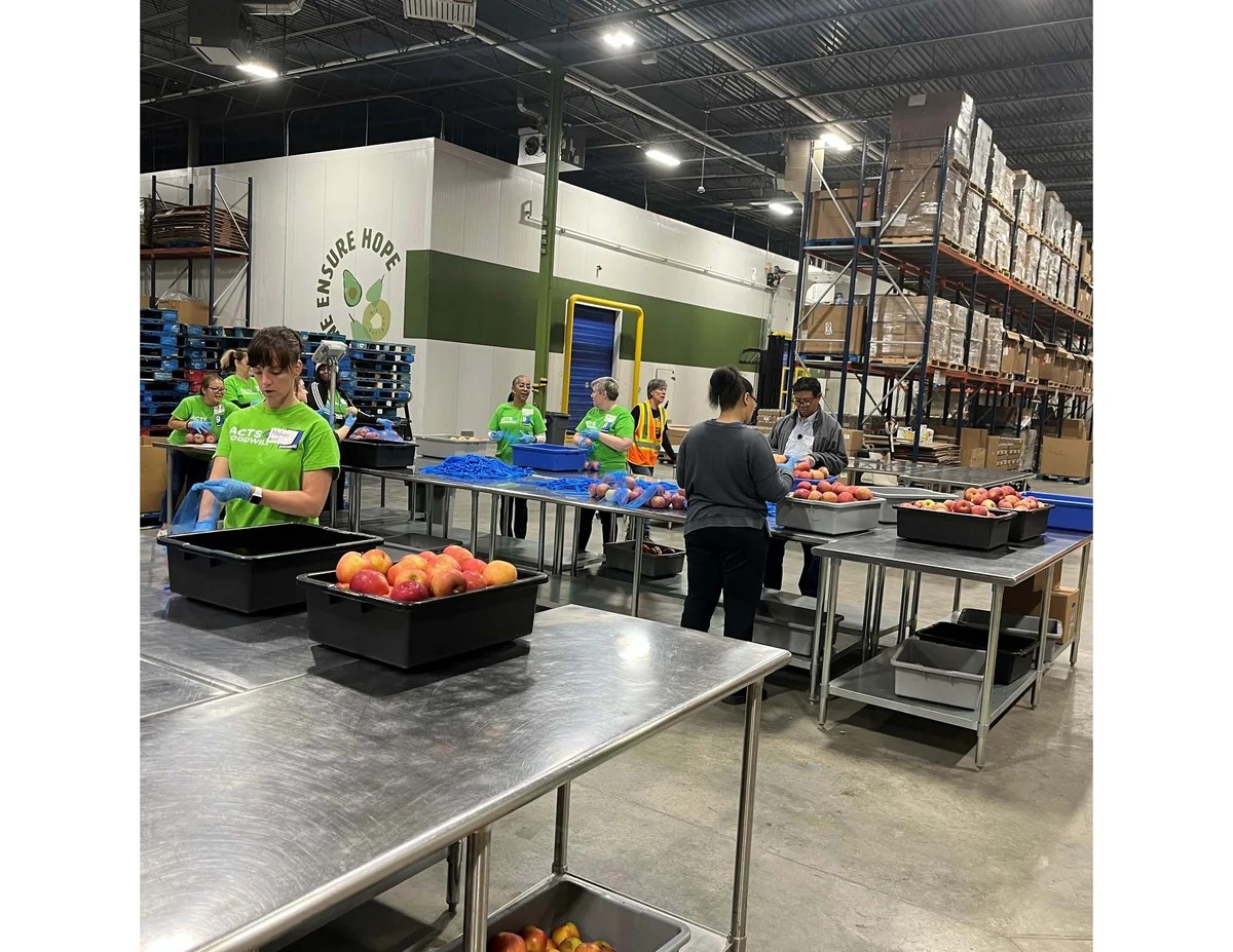 Goodwill volunteers at food bank