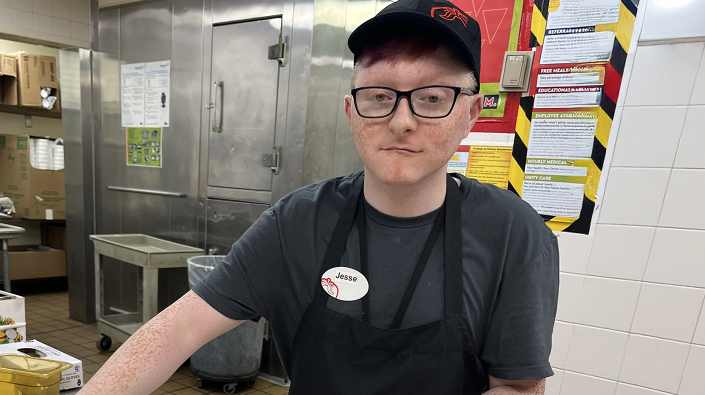 Person wearing an apron and work hat